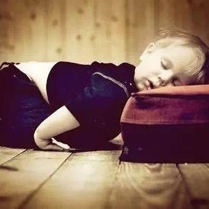 孩子缺觉危害身心 睡得好才能学得好